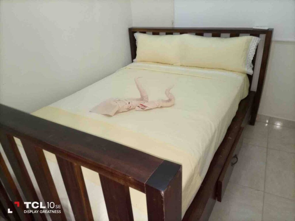 Dormitorio principal con cama matrimonio
